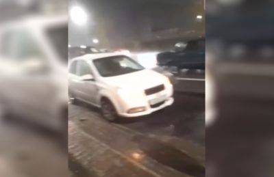 Яма на оживленной трассе в Ташкенте повредила более десятка машин. Кто возместит ущерб водителям?
