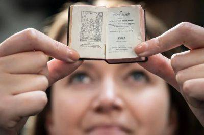 Ученые нашли самую маленькую золотую библию в мире