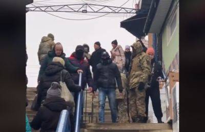 С автоматами в штатском и масках: как ТЦК кошмарили рынок в Черновцах - 90-е нервно курят в сторонке. Видео