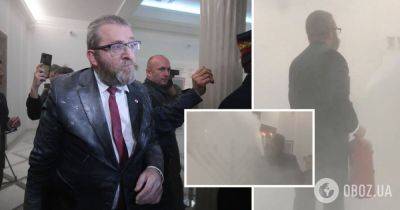 Скандал в польском Сейме – депутат Гжегож Браун погасил ханукальную менору из огнетушителя – видео