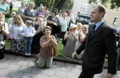 Туск и гродненцы на коленях: российская пропаганда использует это фото, чтобы оскорбить Украину