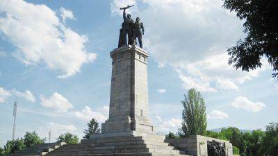 The Sofia Globe: власти Болгарии начали демонтаж памятника советской армии
