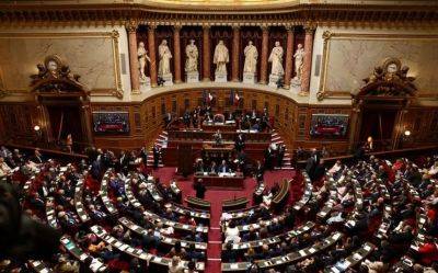 Парламент Франции отклонил спорный закон об иммиграции