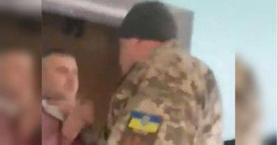 «Я бы тебя задушил…»: на Львовщине военные с угрозами и матами выписали повестку священнику (видео)