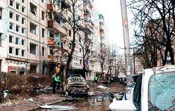 Глубокая воронка и обгоревшие авто: как выглядит Киев после ракетной атаки РФ