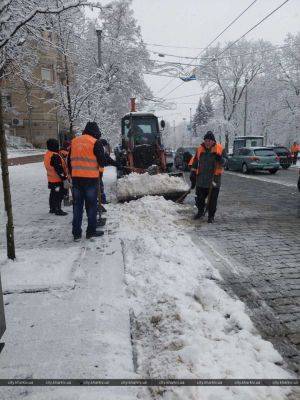 В Харькове коммунальщики убирают снег и борются с гололедом (фото)