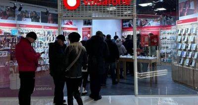 Клиенты Киевстара стоят в очередях, чтобы купить SIM-карты Vodafone и lifecell. ФОТО - cxid.info