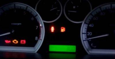 Засекайте километры: сколько может проехать машина, если загорелась лампочка уровня топлива