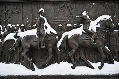 Около Красной площади обезглавили коня Рокоссовского на горельефе «Парад Победы»