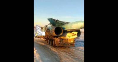 Решили добить: оккупанты, перевозившие истребитель Су-34, попали в ДТП (видео) - focus.ua - Россия - Украина