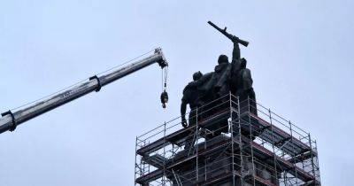 Болгария начала демонтаж памятника советским воякам: Захарова негодует (ФОТО, ВИДЕО)