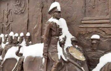 В Москве отпилили голову коня Рокоссовского на горельефе «Парад Победы»