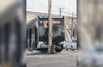 Пассажирский автобус врезался в столб а Ташкенте из-за гололеда