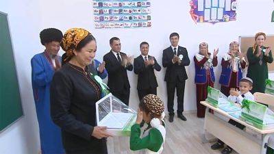 В школах Дашогуза первоклассники видели подаренные президентом ноутбуки три раза