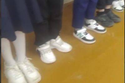 Школьникам в Навои сделали выговор за ношение кроссовок