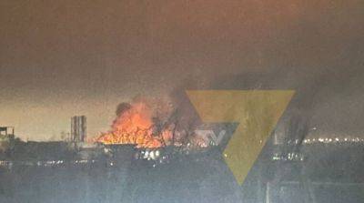В Мариуполе прозвучал мощный взрыв, начался пожар