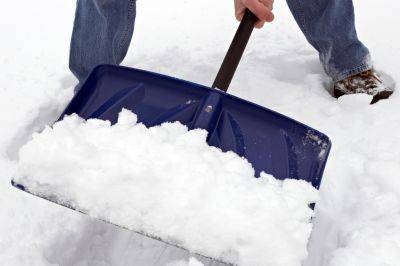 Чем смазать лопату перед уборкой снега