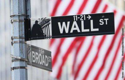 Уолл-стрит выросла на решениях центробанков и статданных, Dow обновил рекорд