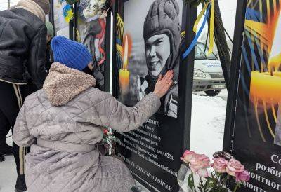 В городе на Харьковщине открыли Аллею Славы с 53 фото погибших военных (фото)