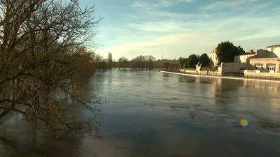 Франция: из-за угрозы наводнения эвакуирована тюрьма