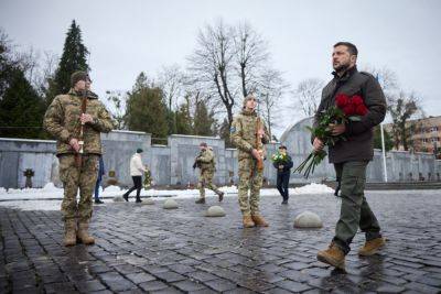 Зеленский во Львове пришел к могилам погибших защитников