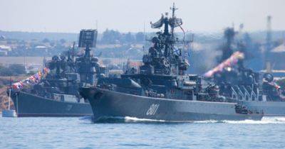 Режут на металл: россияне уничтожают украинский корабль "Луцк", захваченный в 2014 году (фото)