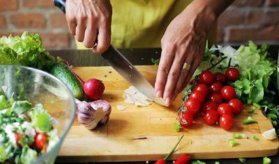 Расстройство пищеварения и аллергия: как безопасно питаться тепличными огурцами и помидорами из супермаркета