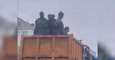 В Киеве демонтировали еще один советский монумент (фото, видео)