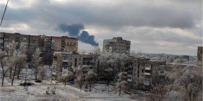 В Донецке прогремели взрывы: сообщают о попадании по военной базе россиян, вспыхнул сильный пожар — видео