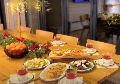 Новогодний стол 2024: озвучены цены на популярные блюда, от оливье до деликатесов