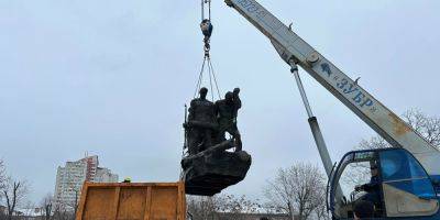 На Дарнице в Киеве демонтировали памятник экипажу советского бронепоезда Таращанец — фото