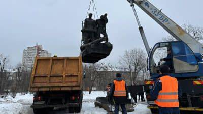В Киеве демонтировали еще один памятник
