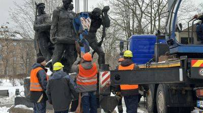 В Киеве снесли еще один советский памятник – фото