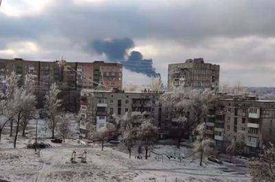 Черный дым до самого неба: в Донецке прогремела мощная "бавовна", полыхает база орков – кадры