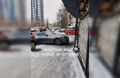 Герой парковки в Киеве поставил дорогое авто на тротуаре - фото
