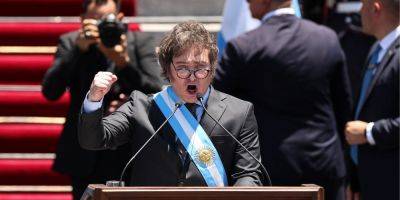 «Я нашел себе новую работу». Президент Аргентины разыграл последнюю депутатскую зарплату в соцсетях