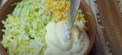 Как сделать салат из пекинской капусты и курицы еще вкуснее: повар раскрыла секрет