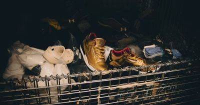 Сделаны на заказ: в приюте для бездомных нашли редкие кроссовки за 740 тысяч гривен (фото)