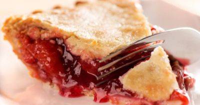 Рецепт на праздник: как приготовить пирог с вишнями и орехами