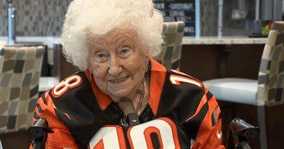Футбол и крепкие напитки: женщина решила отметить 105-летний юбилей в особенной компании (фото)