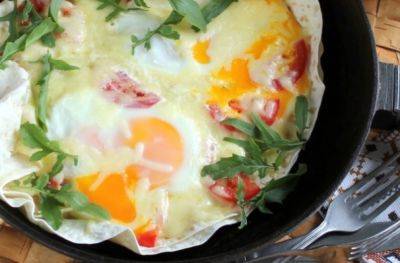 И вот попробуйте от такого отказаться: рецепт сытной яичницы на лаваше с сыром и помидором