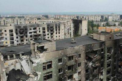 Даже "буржуйку" обустроил: в одной из обрушенных многоэтажек Северодонецка живет один человек, - соцсети
