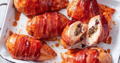 Фаршированная куриная грудка с беконом в духовке: рецепт праздничного блюда