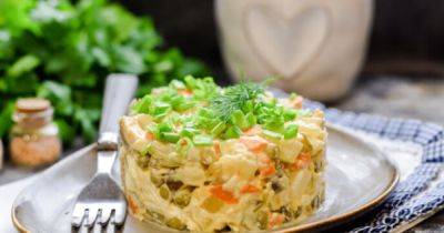Праздничные блюда: салат "Столичный" с курицей и консервированным горошком