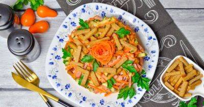 Салат с корейской морковью, колбасой и сухариками: быстро и вкусно