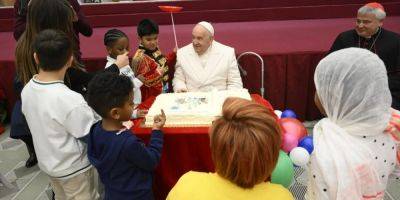 Исполнилось 87 лет. Папа Римский Франциск отпраздновал свой день рождения и поделился праздничным тортом с детьми