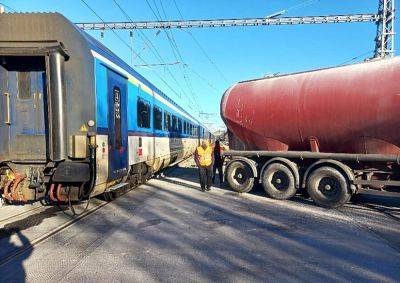 В Чехии пассажирский поезд столкнулся с автоцистерной