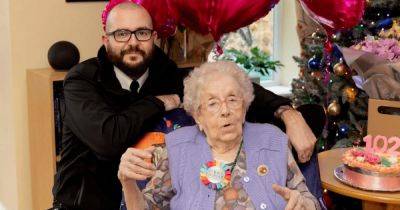 Нравятся мужчины в форме: женщина пригласила стриптизера на свой 102 день рождения (фото)
