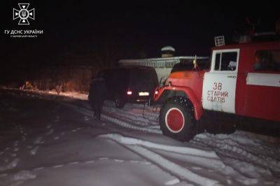 «Скорую», два автобуса и фуры вытаскивали с замерзших дорог на Харьковщине