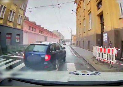 В Чехии водитель «с рыльцем в пуху» не пропустил полицейскую машину: видео - vinegret.cz - Чехия - Пльзень